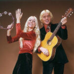 Adam & Eve, Eva Bartova en Harry Schairer met gitaar en tamboerijn, begin jaren zeventig