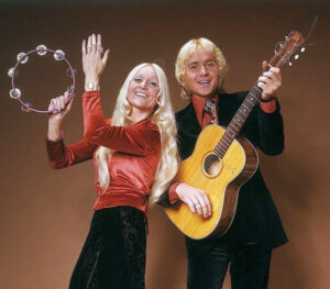 Adam & Eve, Eva Bartova en Harry Schairer met gitaar en tamboerijn, begin jaren zeventig