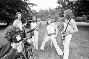 BZN tijdens filmopnamen in het Linnaeushof, 1974