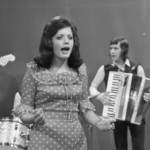 Hanny tijdens een optreden met De Rekels in het televisieprogramma Op Losse Groeven in 1972