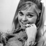 Jonge Nina Lizell in zwart-wit tijdens een fotoshoot