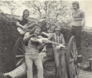 The Classics, de vijf bandleden met gitaren bij een boerenkar, begin jaren zeventig