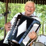 Walter Ostanek speelt accordeon, Canada's Polka King
