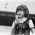 Wilma Landkroon als jong meisje zingend op het podium, eind jaren zestig