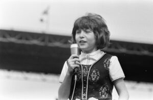 Wilma Landkroon als jong meisje zingend op het podium, eind jaren zestig
