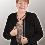 Zangeres Anita van de Rapsodie's in een zwart jasje
