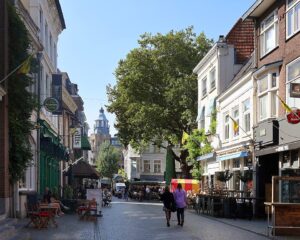 De Sint Janstraat in Breda met zicht op de Grote Markt