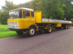 Een klassieke gele DAF 2600 met oplegger