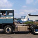 Een blauw-witte DAF-trekker uit 1976