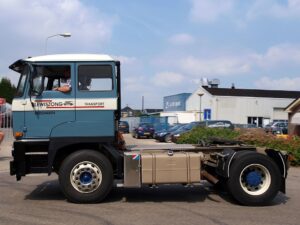 Een blauw-witte DAF-trekker uit 1976