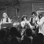 Frank en Mirella zingen op het podium in de Bierelier in Santpoort, 1977