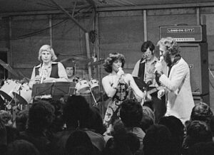 Frank en Mirella zingen op het podium in de Bierelier in Santpoort, 1977