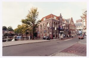 Schouwburg-restaurant Het Gulden Vlies op de hoek van de Koorstraat in Alkmaar