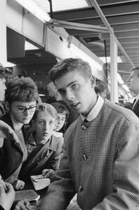 John Lamers tussen jonge fans op een platenmarkt in de Bijenkorf in Rotterdam