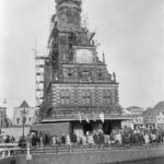 Publiek bij de Waag op de kaasmarkt in Alkmaar in 1966