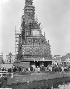Publiek bij de Waag op de kaasmarkt in Alkmaar in 1966