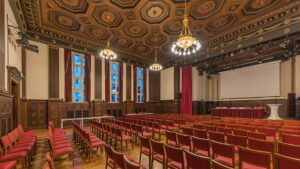 Het interieur van de Meistersaal in Berlijn met kroonluchters