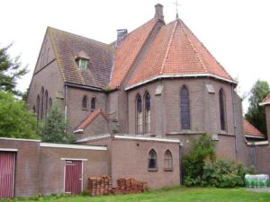 De Oude Antoniuskerk in Zwartemeer, een bakstenen kerk met oranje dakpannen
