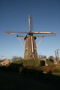 Molen De Hoop in Sprundel tegen een blauwe lucht