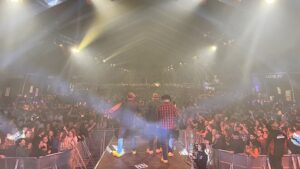 The Dutch Boys van achteren gezien op het podium voor een volle feesttent