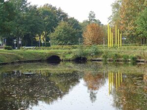 Vijver met gele palen in het Drentse dorp Weiteveen